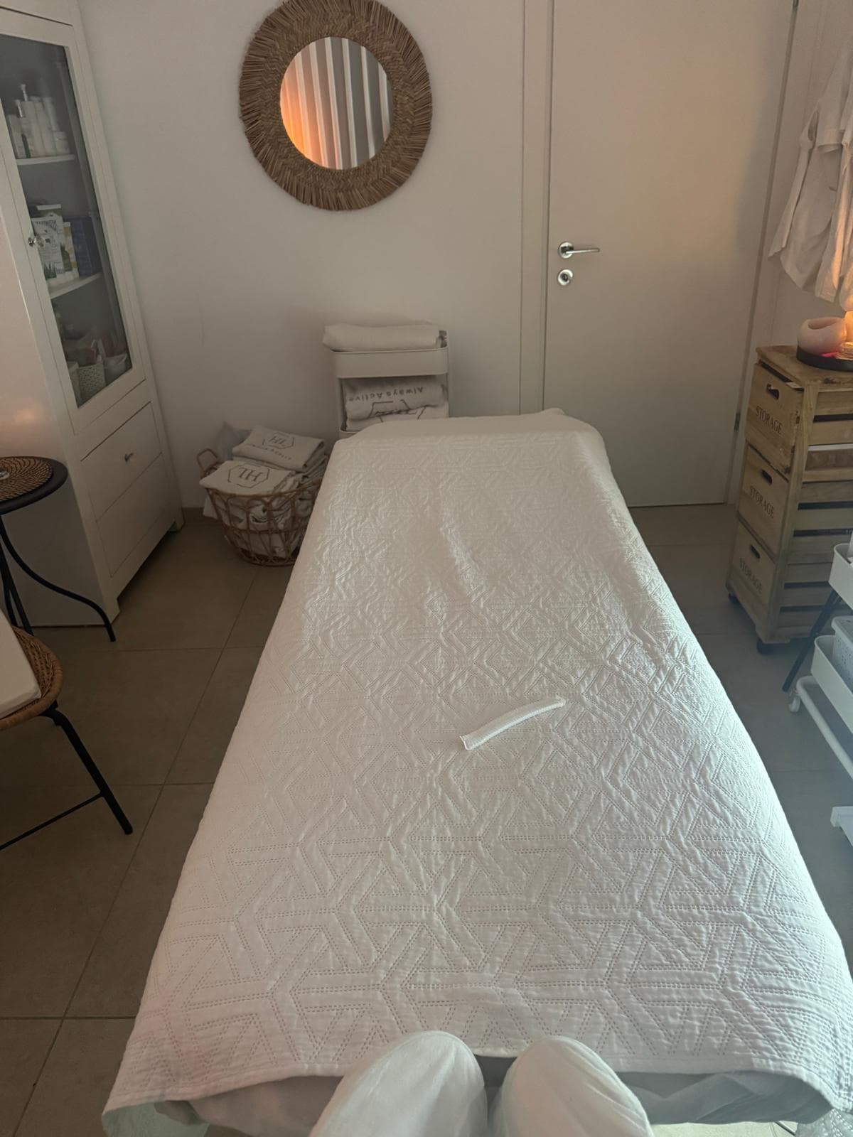 מיטת טיפולים ומוצרים